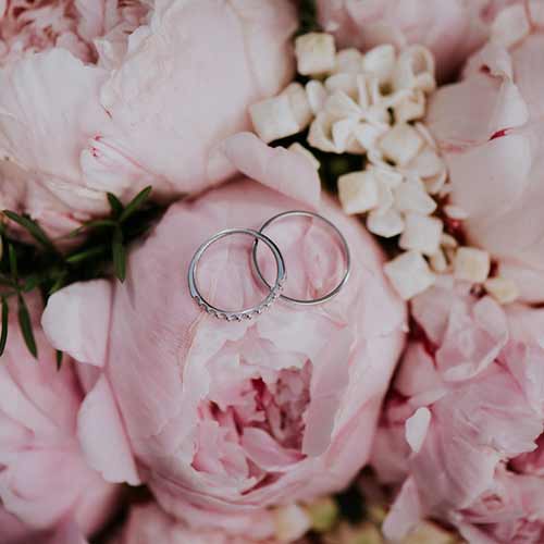Alliances de mariage dans bouquet de fleurs
