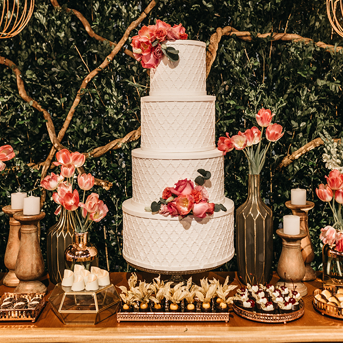 Pièce montée de mariage blanche et rose