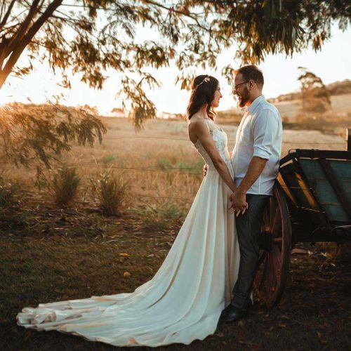 Couple amoureux à la campagne
