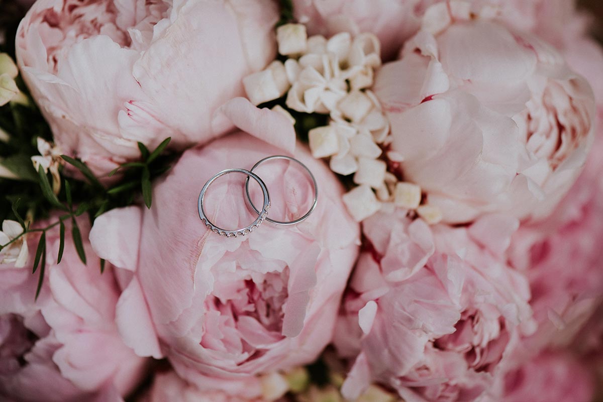 Alliances éthiques sur bouquet de pivoines