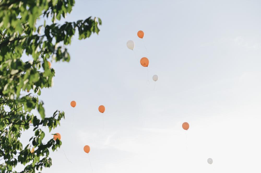Lâcher de ballons oranges et blancs