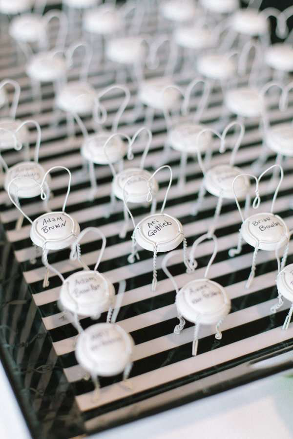 Capsules de champagne en forme de chaises miniatures