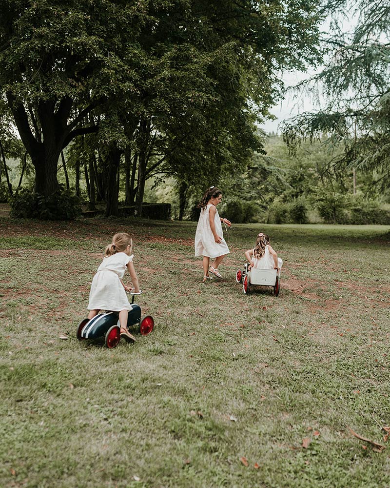 Kids jouant dans l'herbe