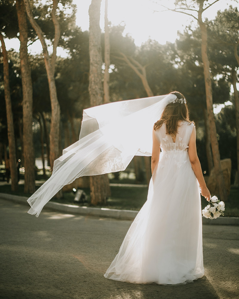 Jolie mariée avec voile mi-long