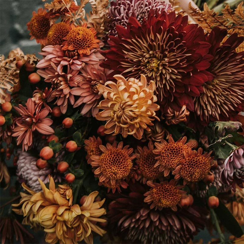 Bouquet de mariée dans les tons oranges, rouges et bruns