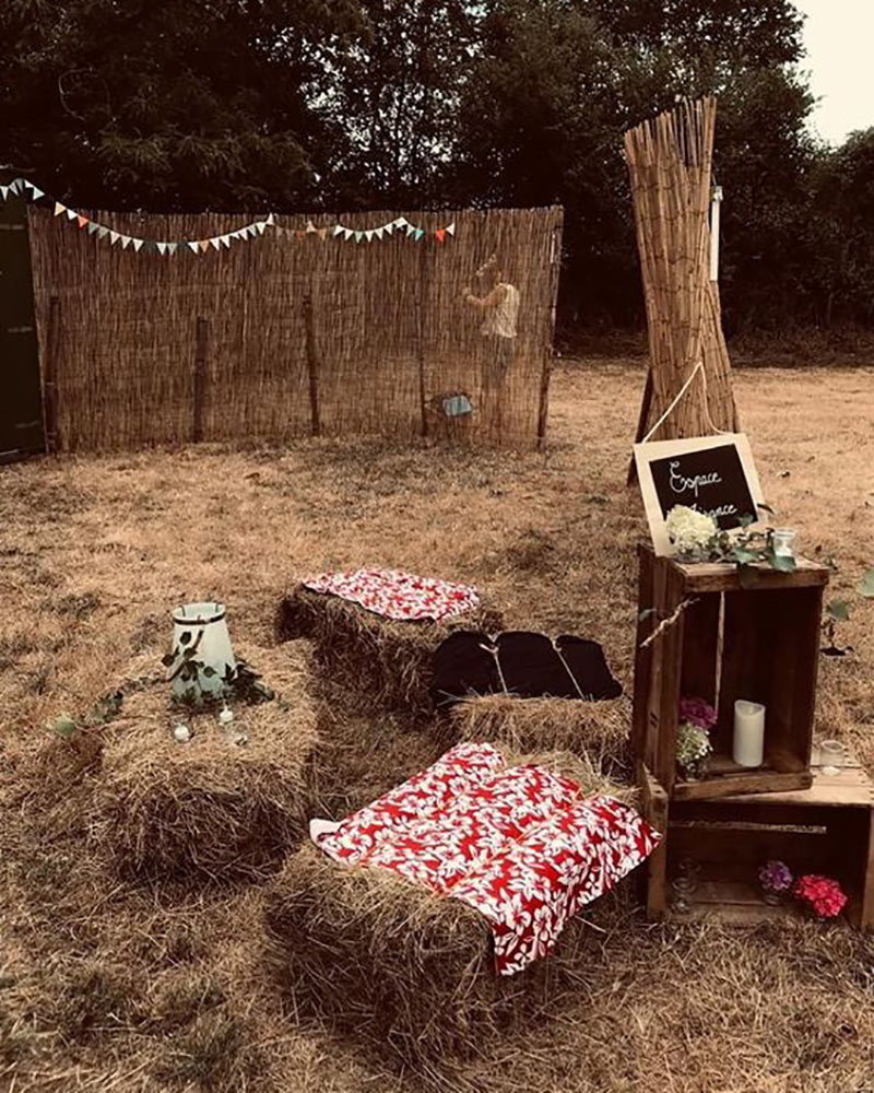 Espace toilettes décoré pour mariage champêtre