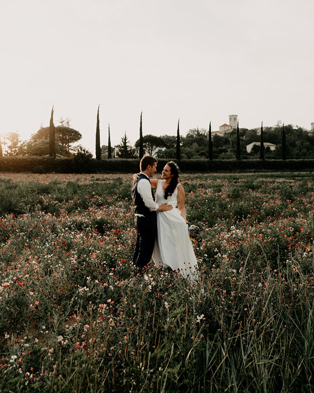 Mariés champêtre golden hour