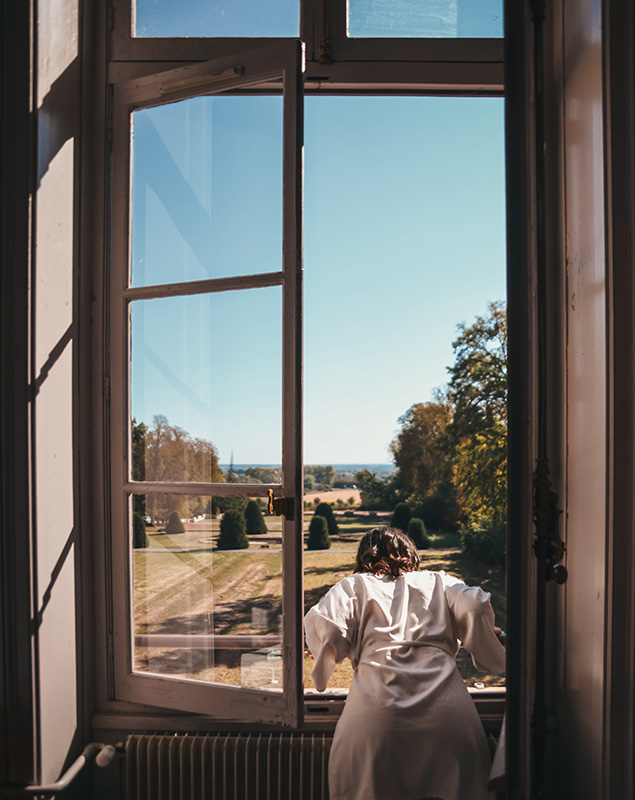 Mariée à la fenêtre