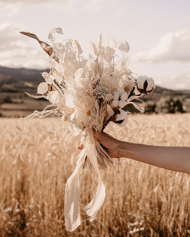 Bouquet de mariée blanc en fleurs séchées