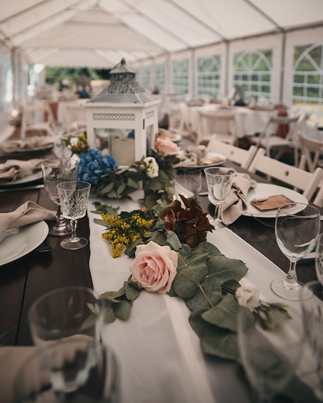 Chemin de table eucalpytus et fleurs