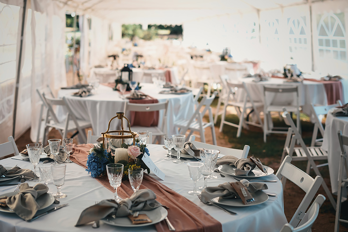 Dîner de mariage sous un chapiteau
