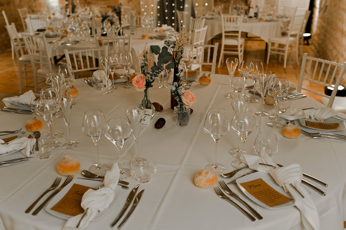 Centre de table minimaliste pommes de pin et mini-bouquets