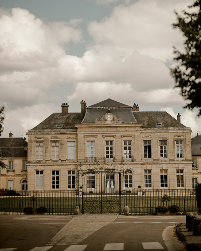 Mariée à la fenêtre