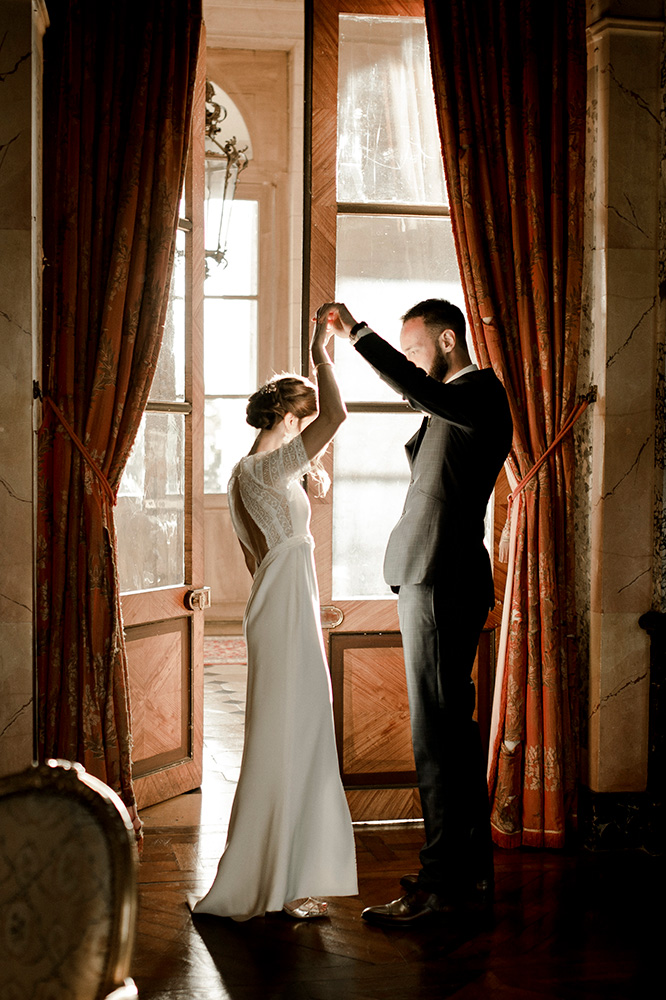 Robe de mariée manches courtes et dos nu