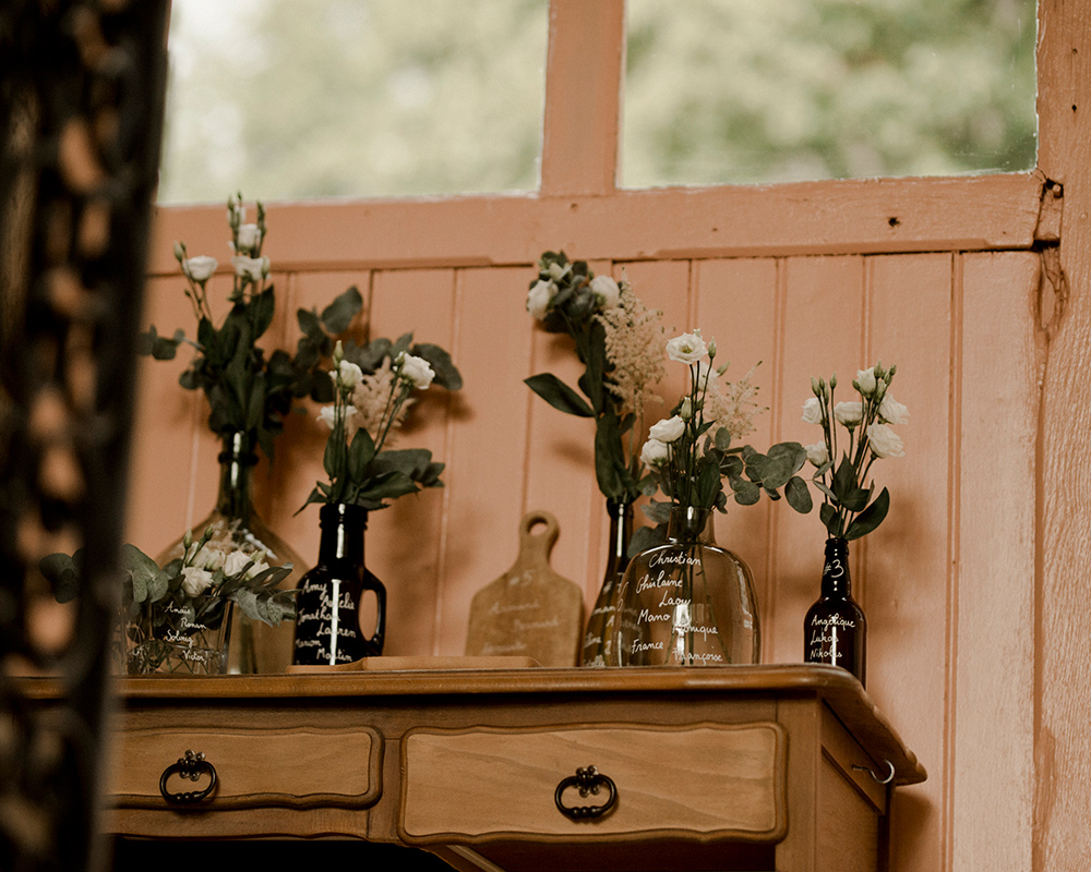 Plan de table avec vases et fleurs