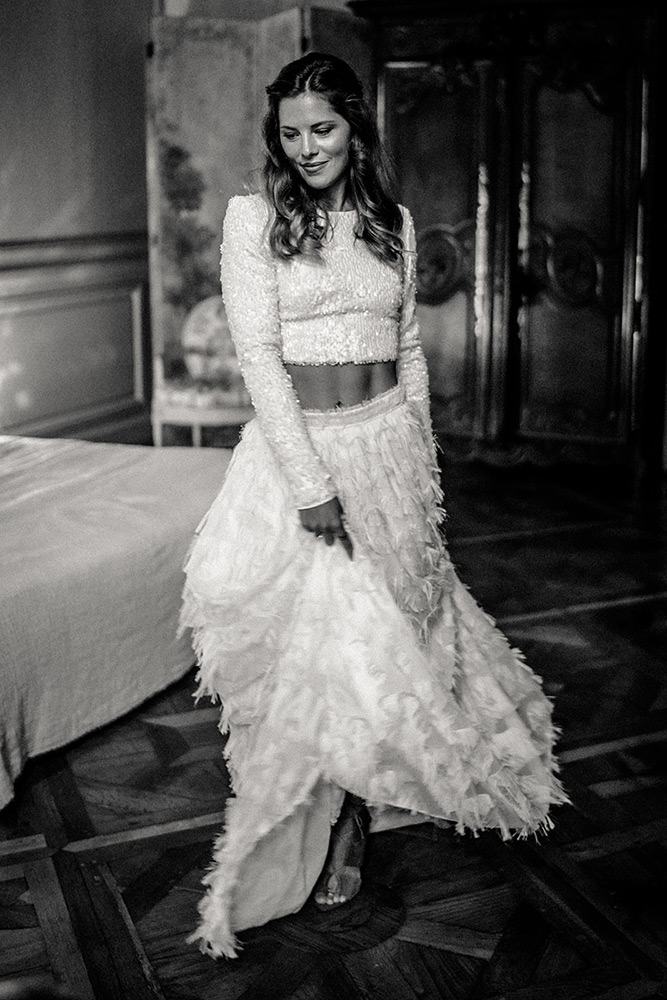 Mariée qui danse en noir et blanc