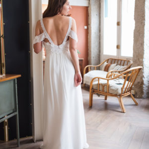 Robe de mariée longue à bretelles et dos nu