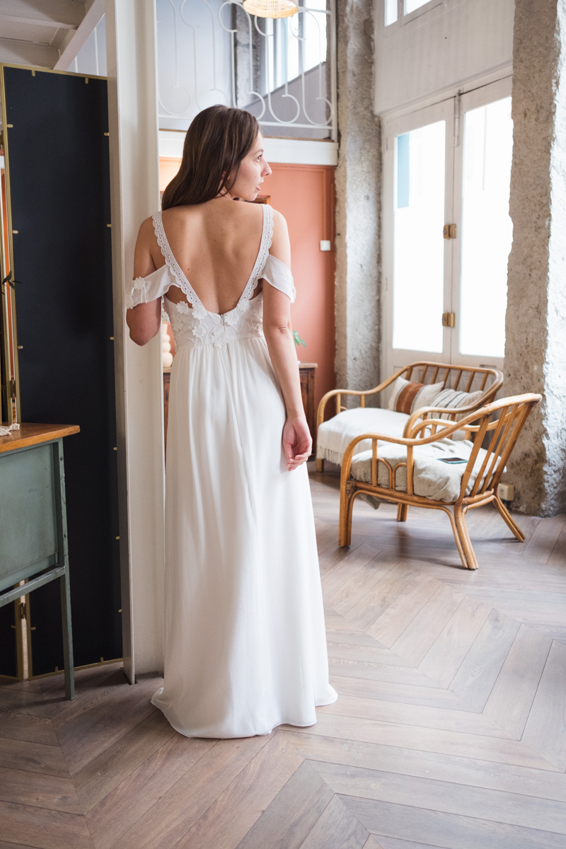 Robe de mariée longue à bretelles et dos nu