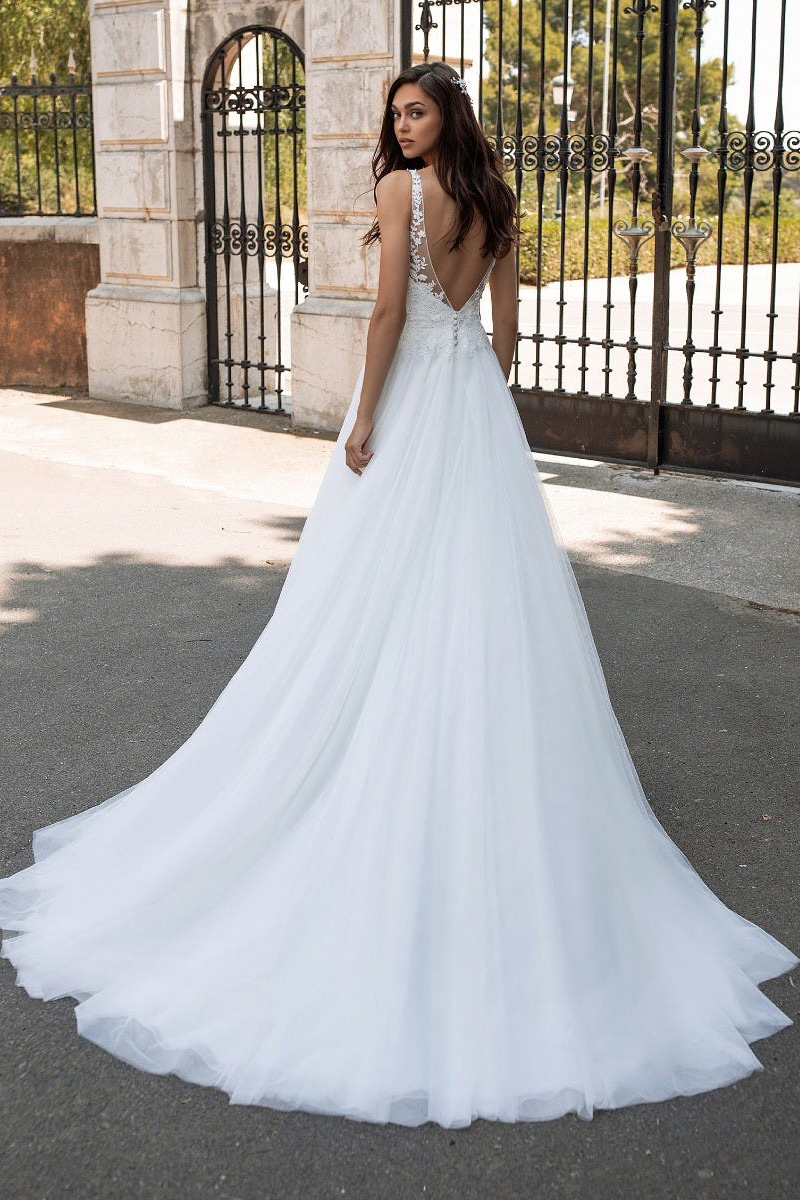 Dos nu et longue jupe en tulle