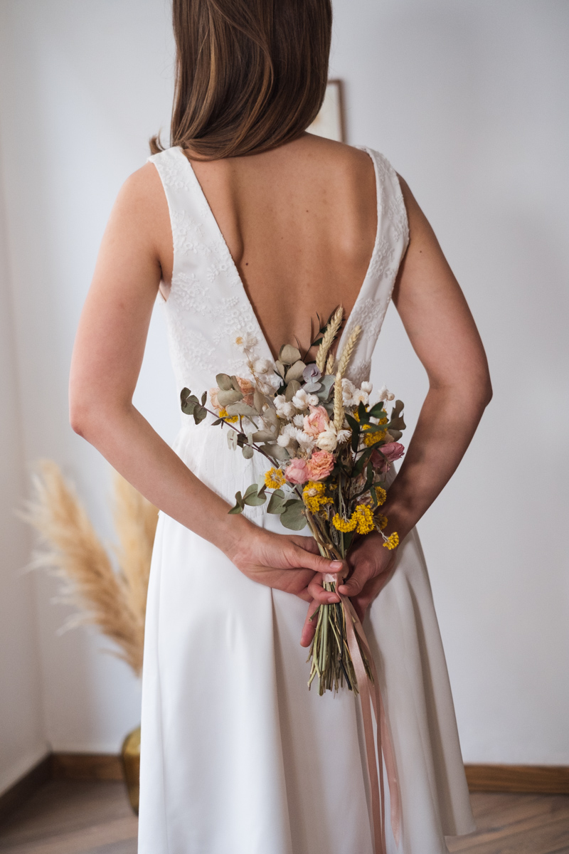 Robe courte avec dos nu en V