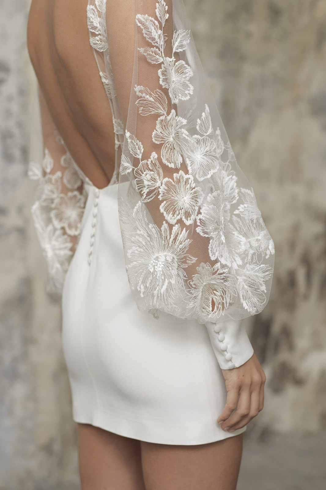 Robe de mariée courte à manches longues et tulle brodé