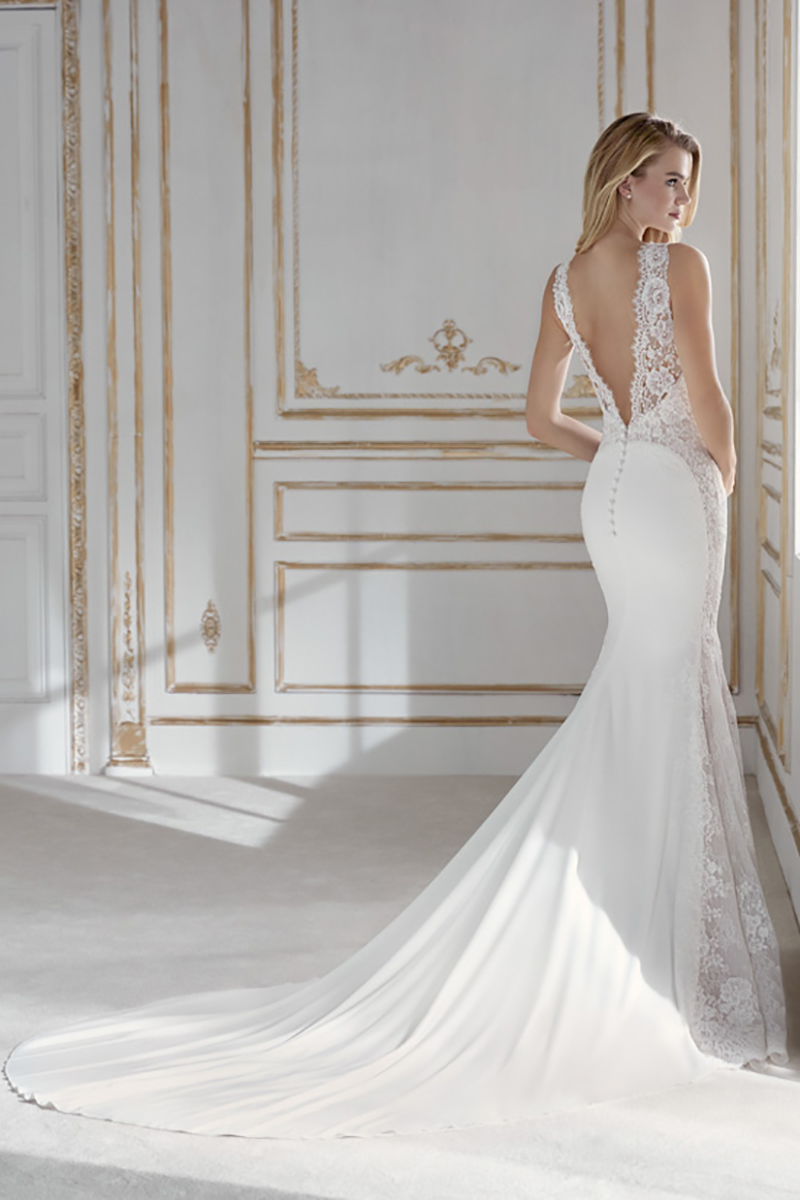 Robe de mariée de seconde main avec une longue traîne