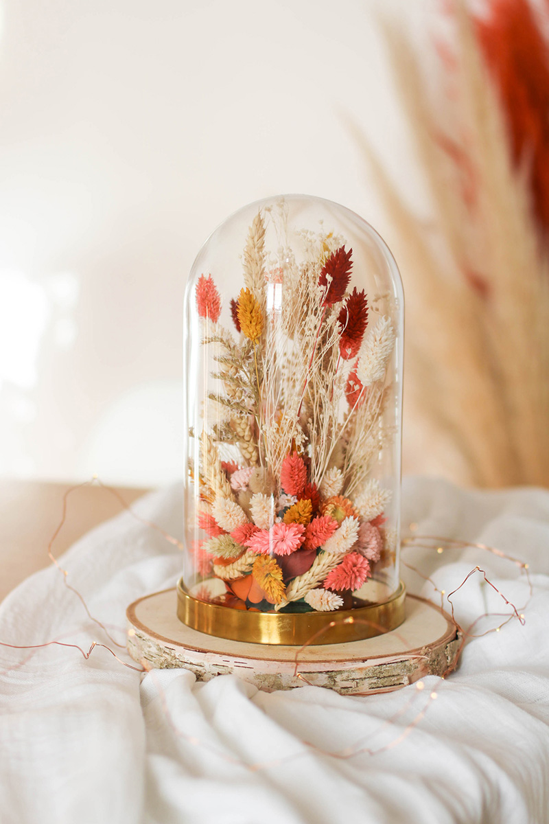 Centre de table avec cloche de fleurs séchées