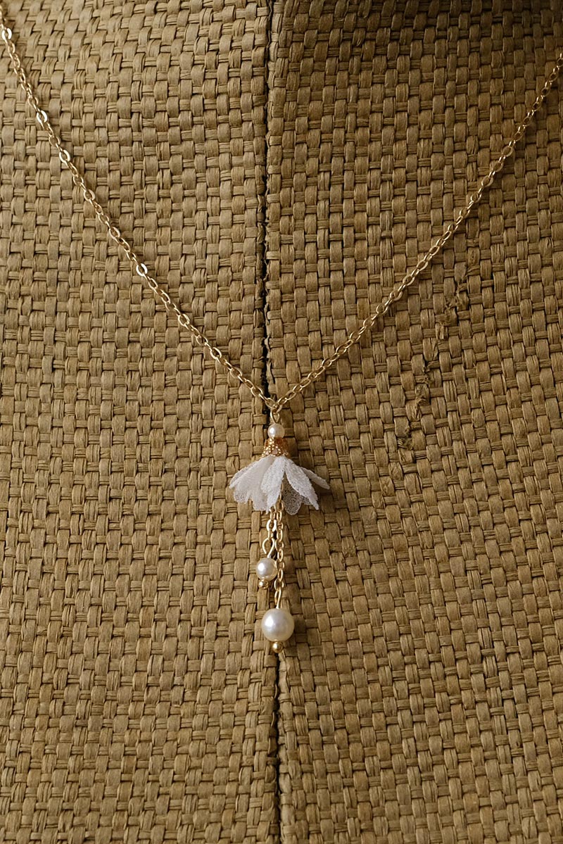 Pendentif fleur et perles