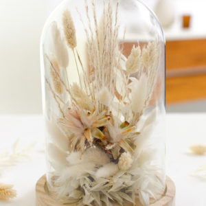 Cloche de fleurs séchées aux tons blancs