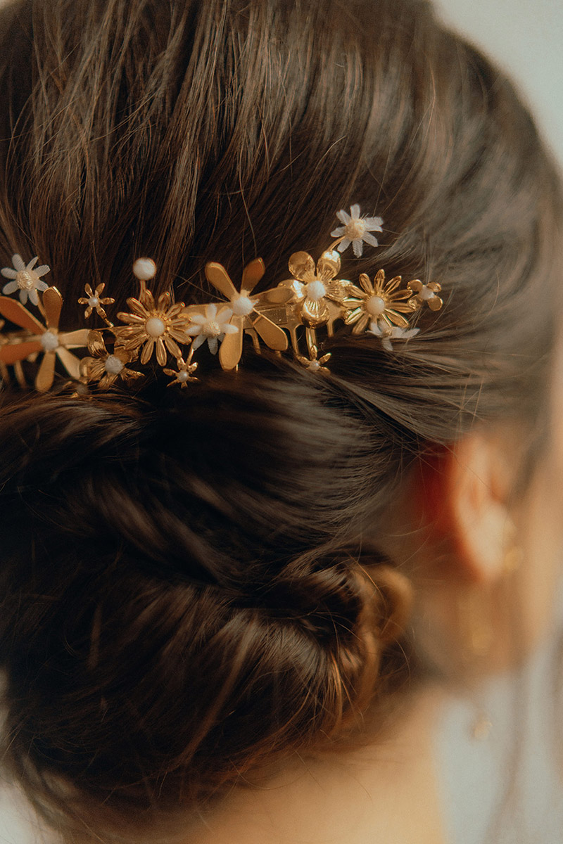 Peigne or et blanc à fleurs
