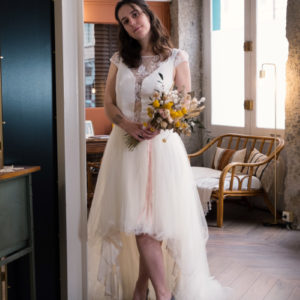 Robe asymétrique en tulle et dentelle de calais