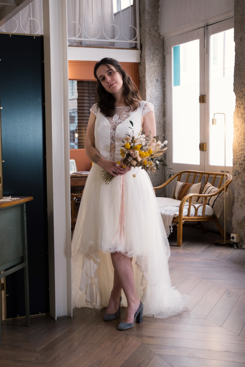 Robe asymétrique en tulle et dentelle de calais