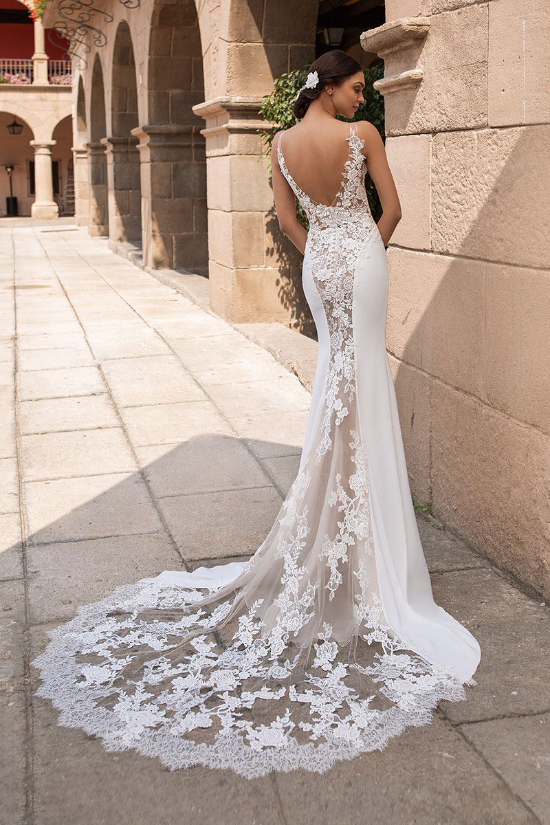 Dos nue et traine en dentelle