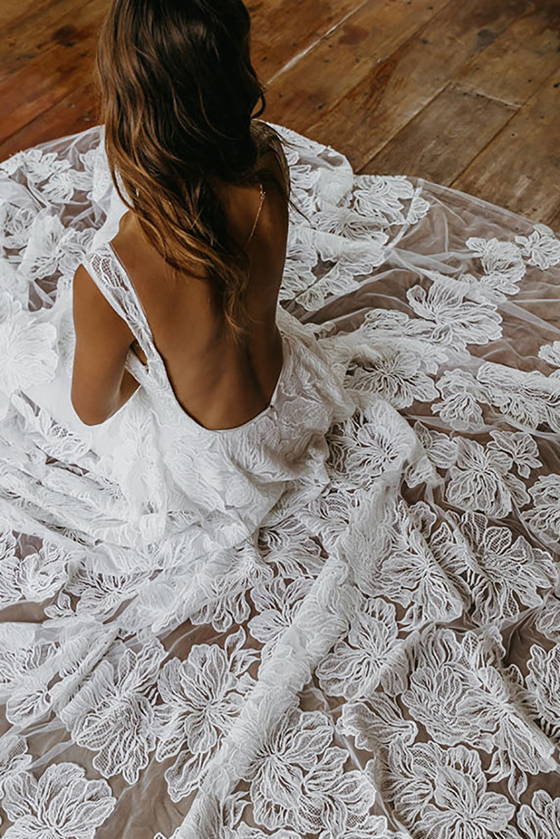 Tulle brodé de fleur et grand dos nu