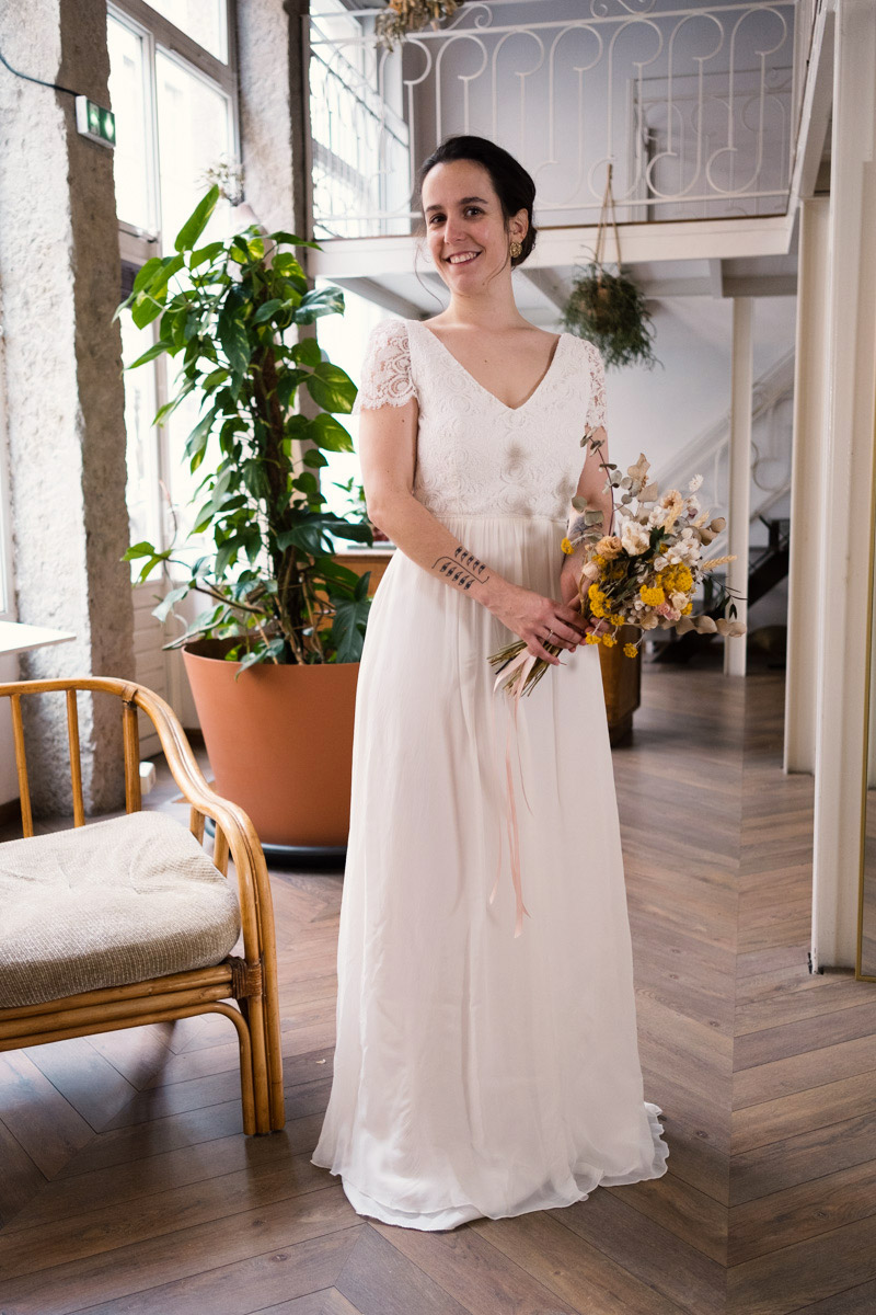 Robe cintrée et décolleté en V