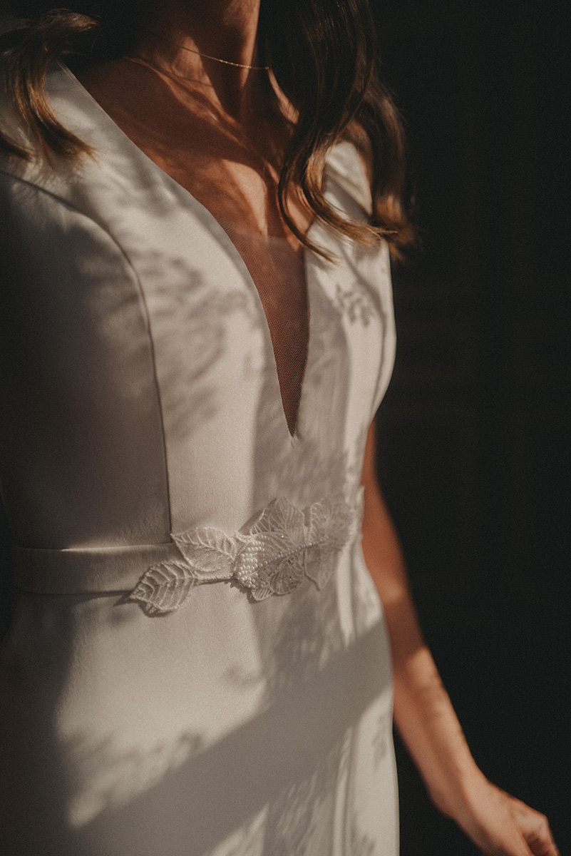 Décolleté plongeant et ceinture brodée de perles