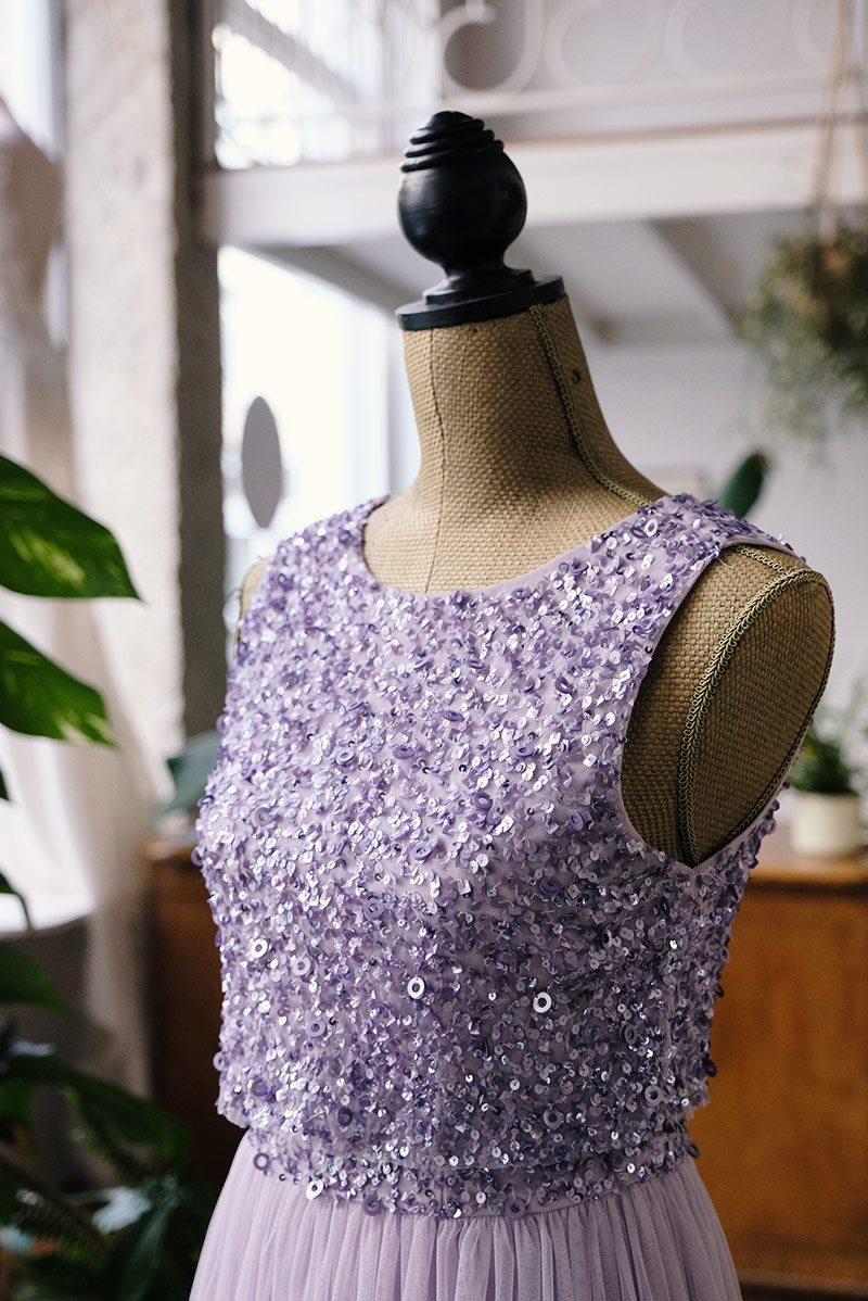 Robe cocktail à sequins mauve