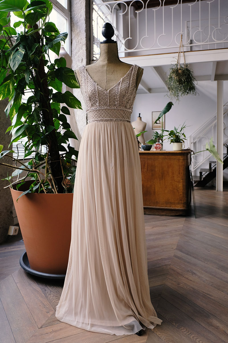 Robe cocktail nude à sequins
