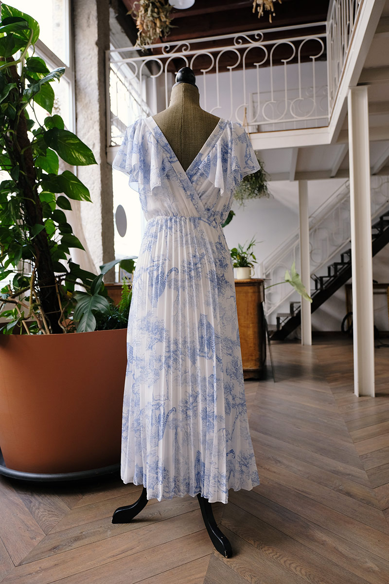 Robe cocktail blanche et bleue