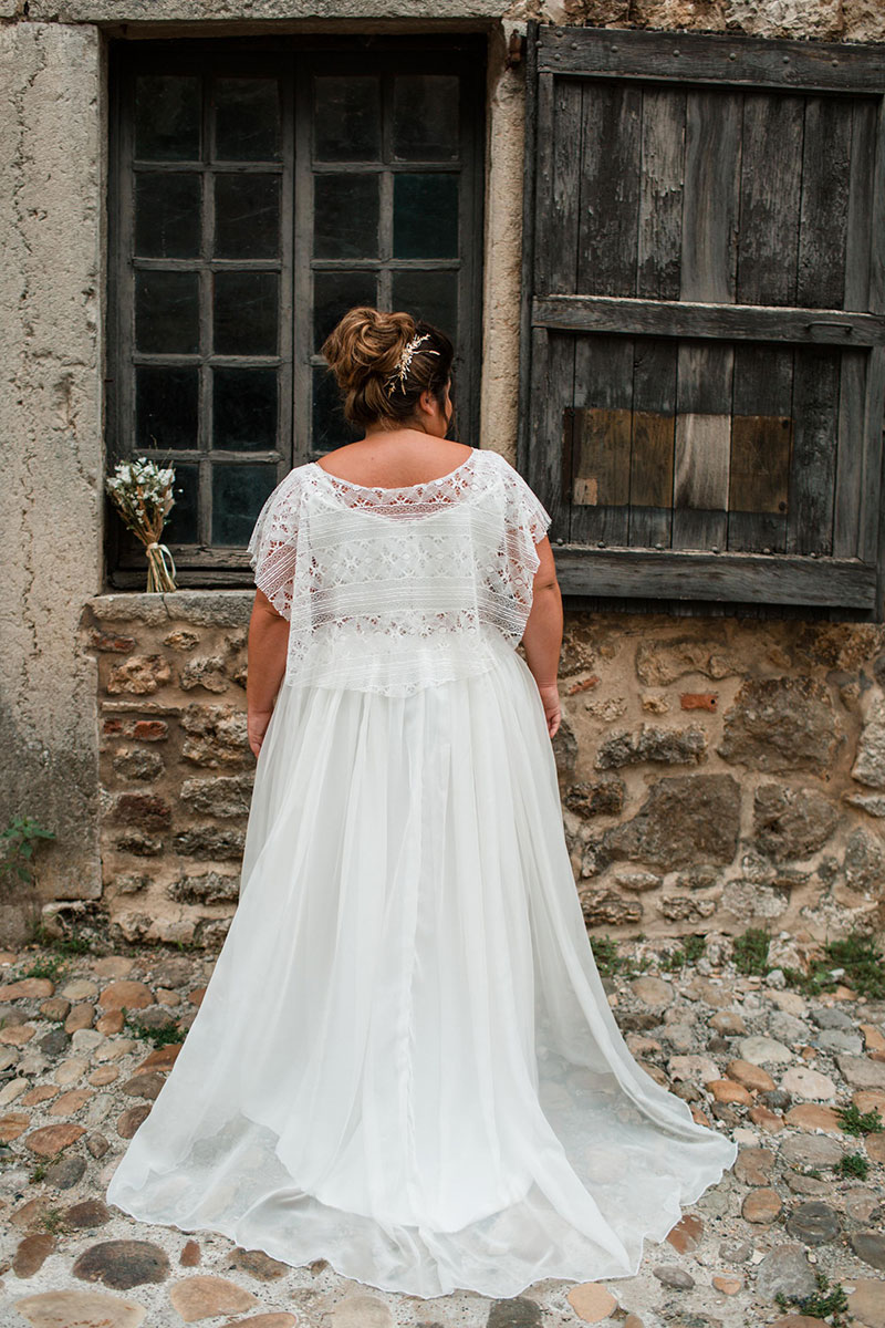 Top en dentelle et jupe fluide en mousseline
