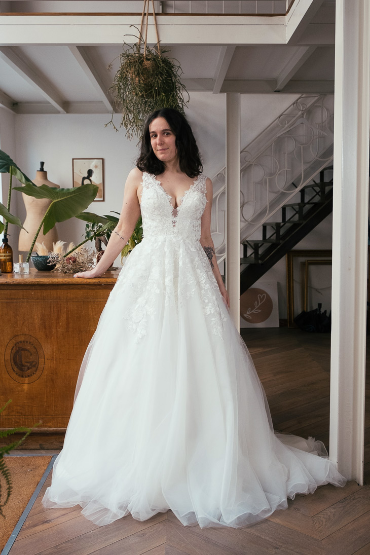 Décolleté plongeant et dentelle cascade