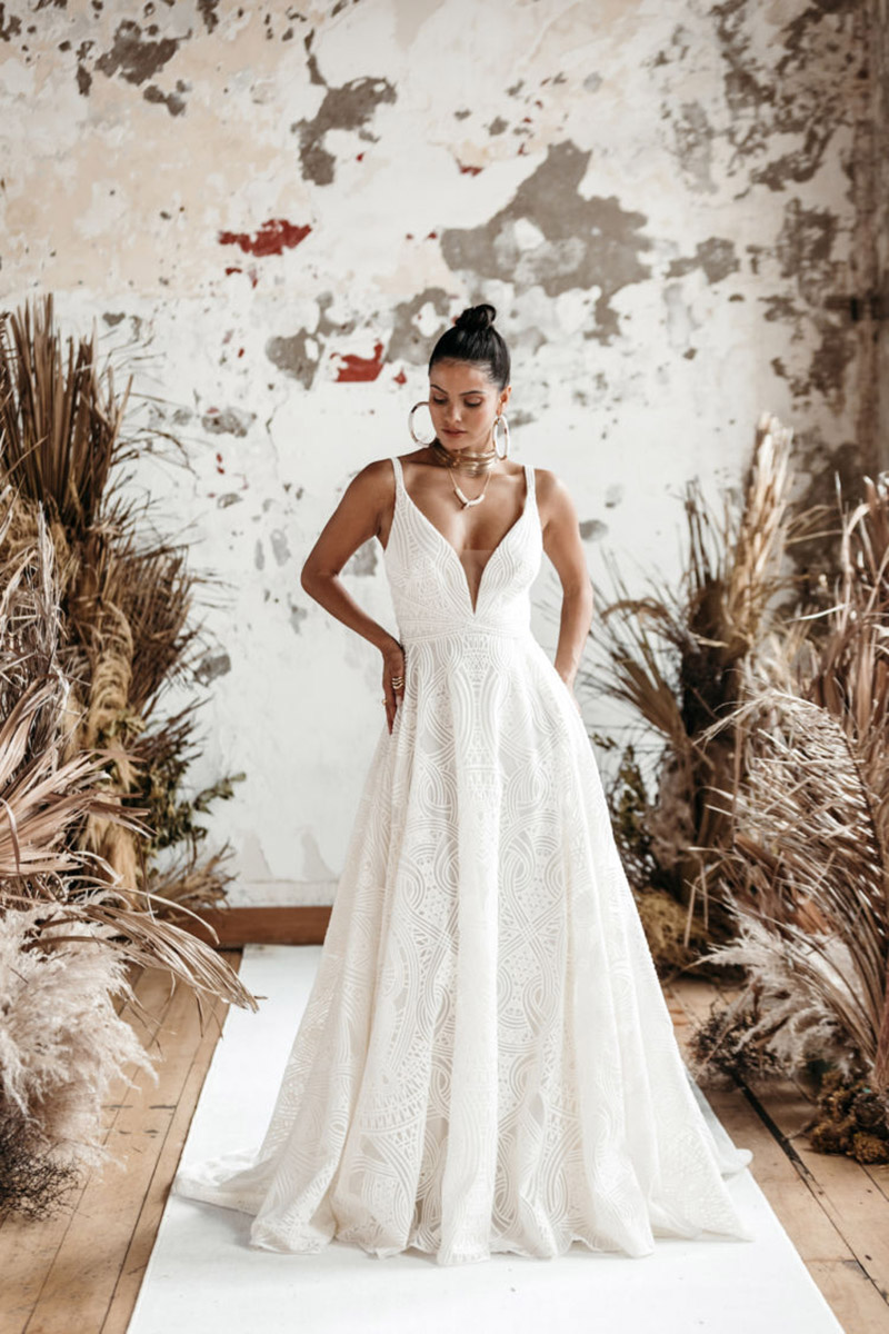 Décolleté plongeant et taille marquée