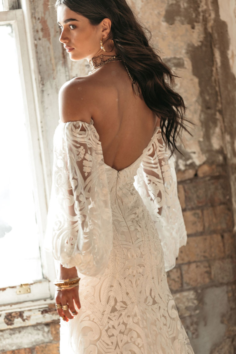 Dos en V et dentelle romantique