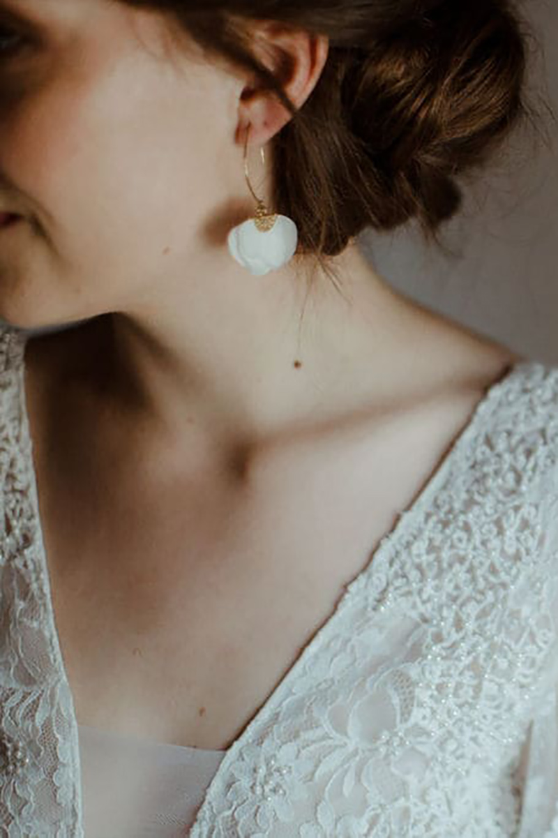 Boucles d'oreilles à pétales blanches