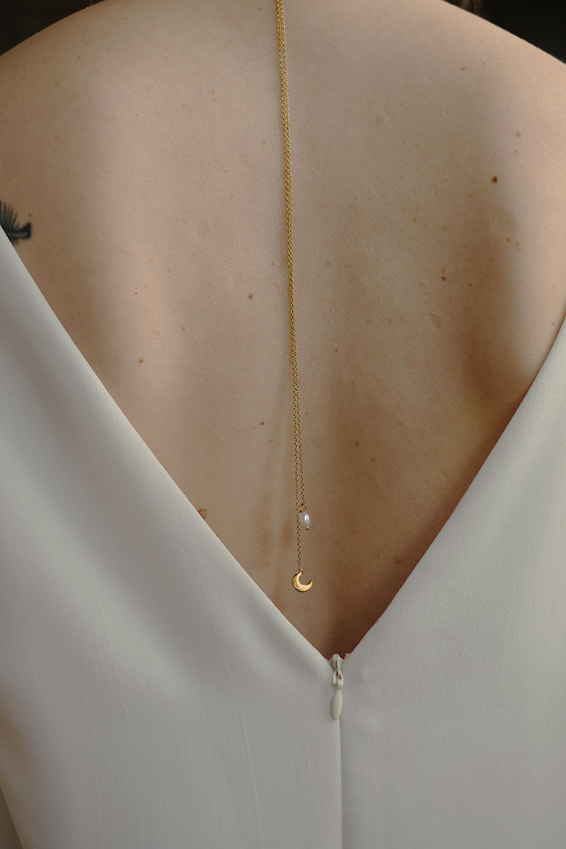 Collier de dos avec pendentifs perle et lune