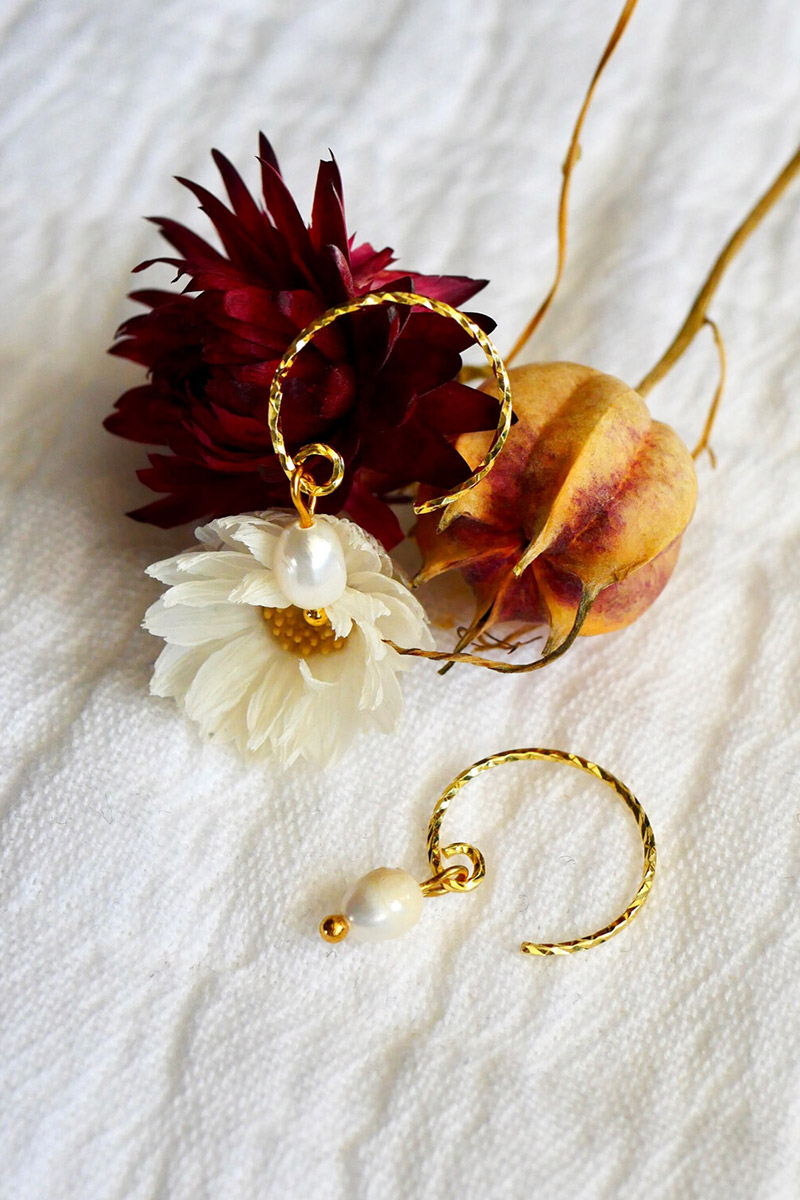 Boucles torsadées et perle fine