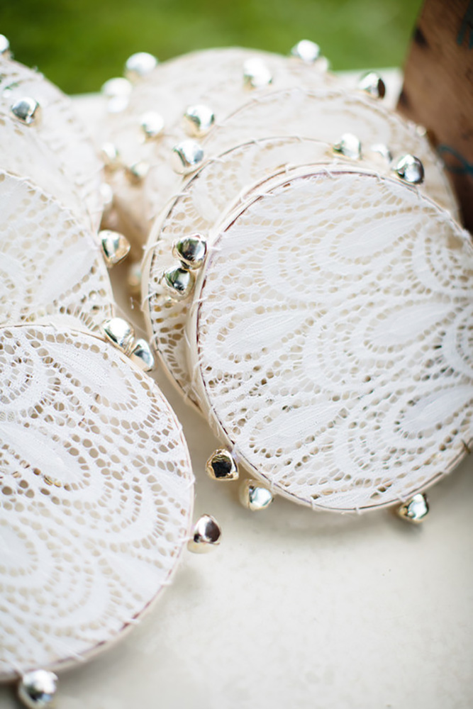 Tambourins en dentelle à grelots
