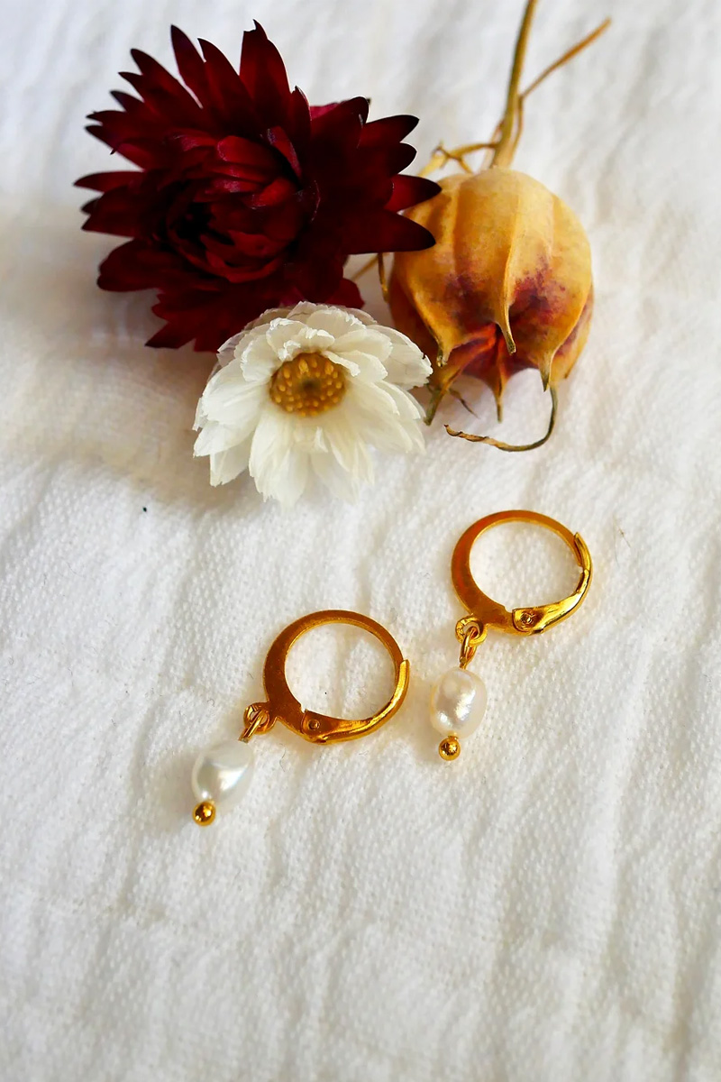 Boucles d'oreilles dorées avec perles