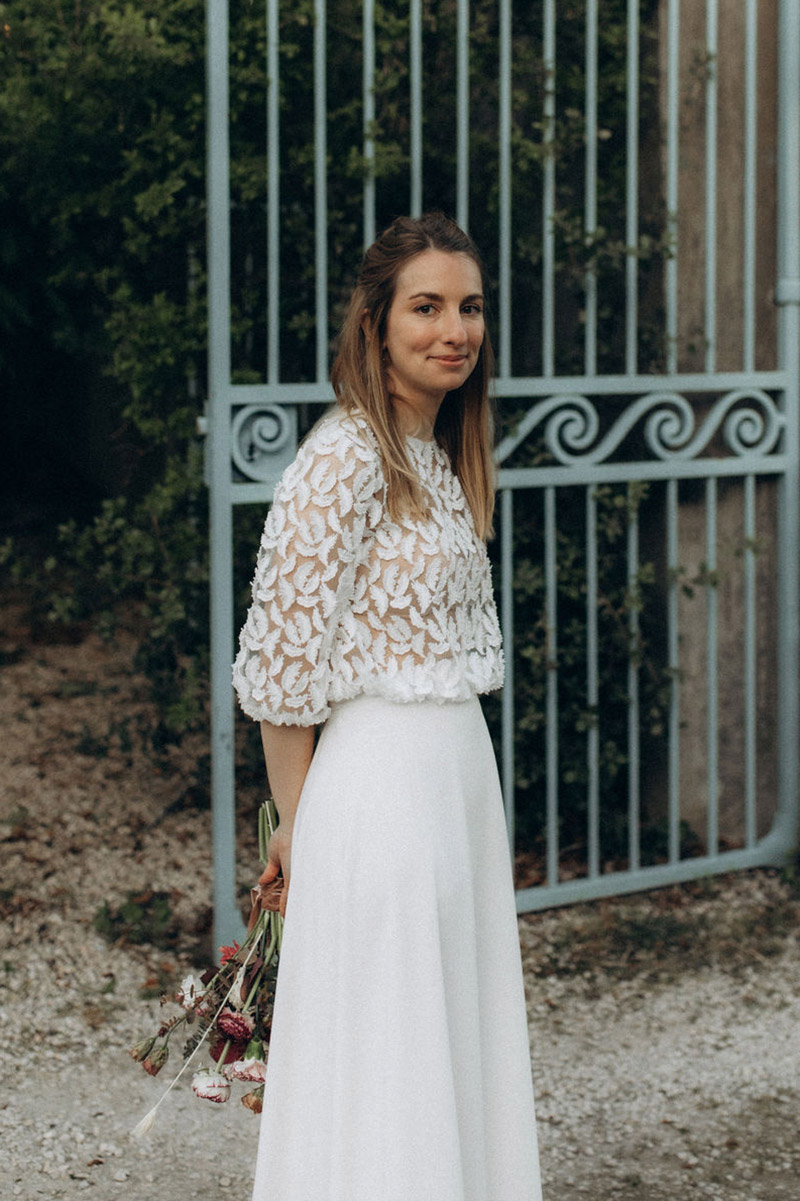 Top brodé de plumes