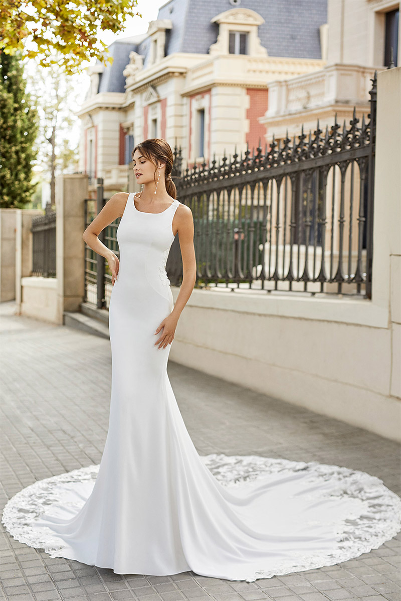 Robe longue avec large traîne
